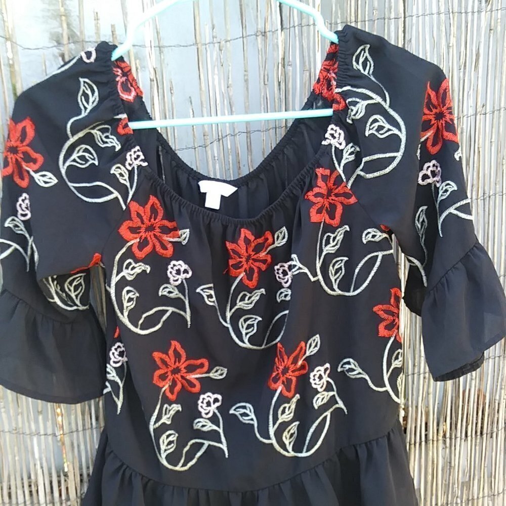 Candie's Embroidered Floral Wide Collar / Off The Shoulder Blouse Women's - S